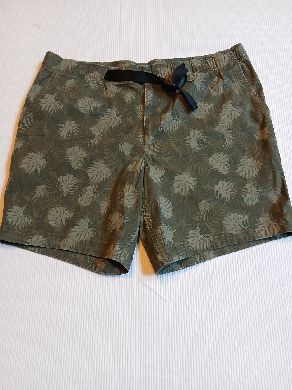 Duluth Trading Co Shorts Mens 2XL Green Palm Leaf Print Belted Standard Fit
